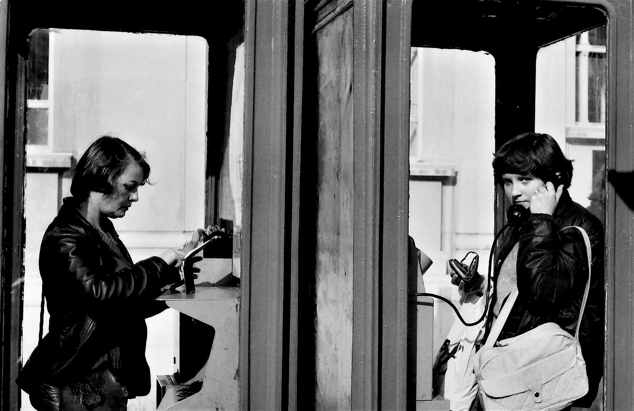 Menschen Erwachsene Fenster Kostenloses Foto Auf Pixabay