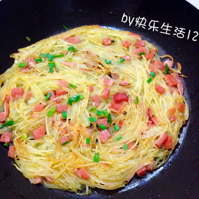 双色土豆丝饼,美味的早餐,成本不到5块钱! 小葱 6804b2cd67320