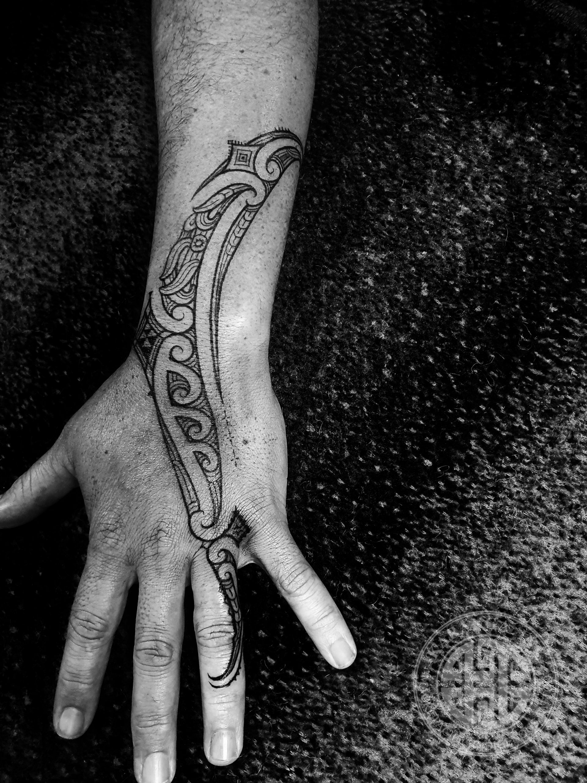 tribal hand tattoo 